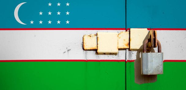 La bandera de Uzbekistán está en textura. Plantilla. pandemia de Coronavirus. Los países pueden ser cerrados. Cerraduras. - Foto, imagen