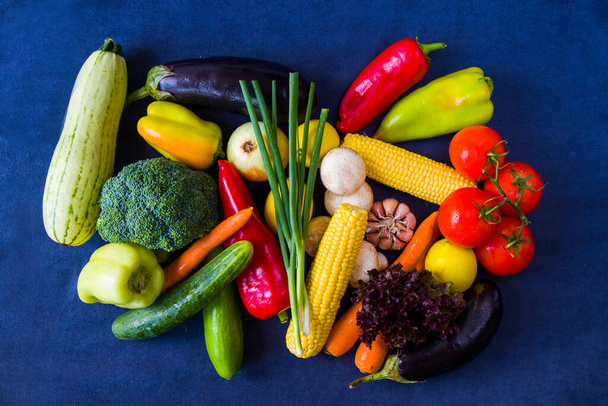 カラフルな野菜ミックス、成分と生と有機ベジタリアン食品 - 写真・画像