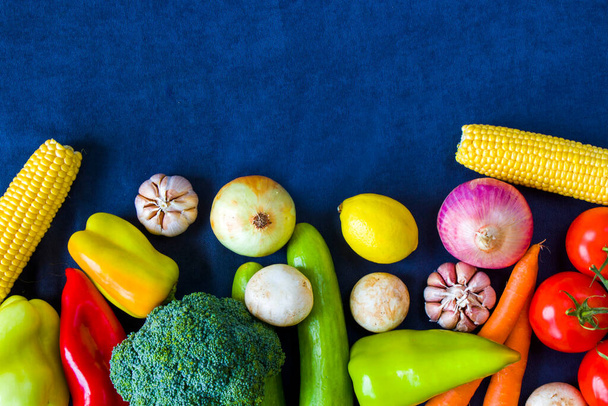 Mezcla colorida de verduras, ingredientes y alimentos vegetarianos crudos y orgánicos - Foto, imagen
