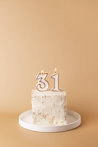 Kakku kynttilöillä kolmenkymmenen ensimmäisen syntymäpäivän kunniaksi - Valokuva, kuva