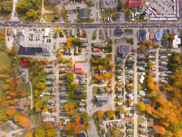 Lincoln Main Street au centre ville sur Kancamagus Highway vue de dessus avec feuillage d'automne, Ville de Lincoln, New Hampshire NH, États-Unis. - Photo, image