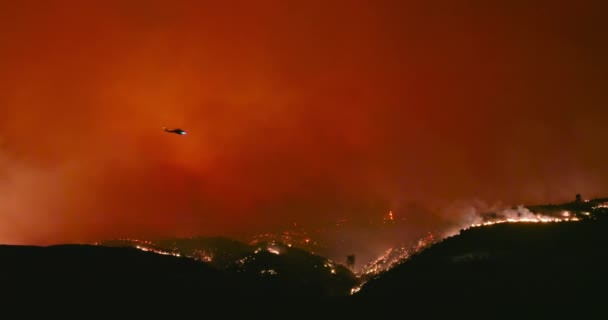 Tiro épico de helicóptero voando acima do fogo selvagem. Plumas de chamas laranja e vermelha - Filmagem, Vídeo
