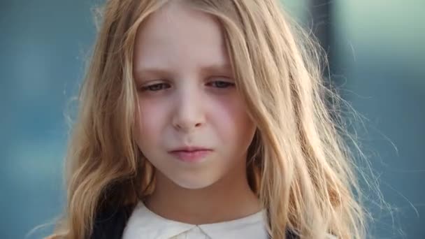 Портрет засмученої маленької школярки, яка дивиться на камеру з смутком і обуренням в її очах, самотня дитина мила леді плаче, витираючи сльози з її обличчя дитиною, негативний поганий настрій концепції
 - Кадри, відео