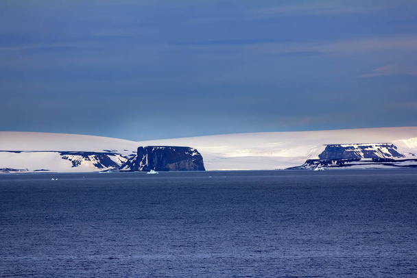 Islands along British channel. Glaciers, icefall, outlet glacier, snowfields and rock outcrops. Northbrook island, rock Rubini (left), Franz Joseph Land - Valokuva, kuva