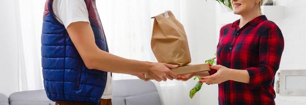 Uomo consegna di cibo in un appartamento - Foto, immagini