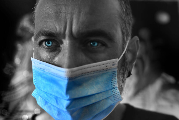 hombre con máscara en período de coronavirus - Foto, imagen
