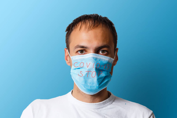 άντρας με προστατευτική μάσκα. Νέα coronavirus 2019-nCoV από την Κίνα - Φωτογραφία, εικόνα