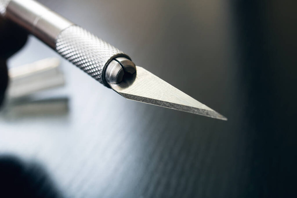 Sharp blade of a metal scalpel closeup - Valokuva, kuva