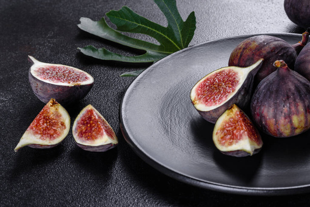 Figos maduros frescos na mesa escura. Fruta de figueira mediterrânea saudável. Figos frescos sobre fundo preto - Foto, Imagem