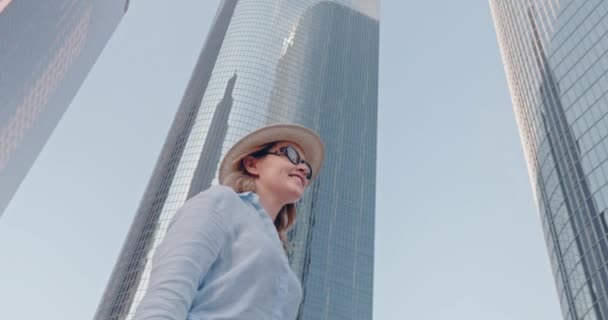 Lächelnde Reisende erkundet die Innenstadt von Los Angeles, Kalifornien in 4K Zeitlupe - Filmmaterial, Video