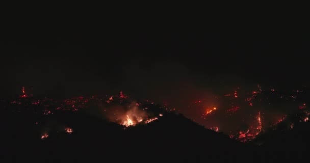Fogo selvagem à noite no escuro. 4K fumaça causa poluição, mudança climática - Filmagem, Vídeo