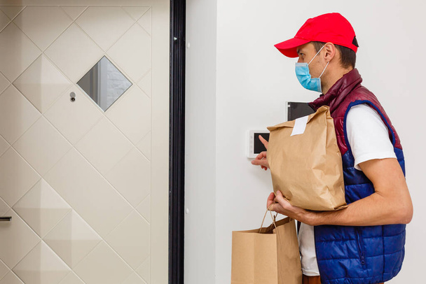 food delivery man Wearing Medical Mask. Corona Virus Concept - Foto, afbeelding