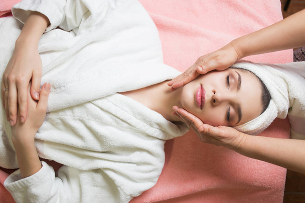 portrait of young beautiful woman having head massage. closed eyes - Foto, Bild