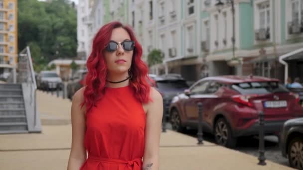 Rudowłosa kobieta w czerwonej sukience - Materiał filmowy, wideo