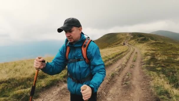 Tourist on the trail in mountains - Felvétel, videó