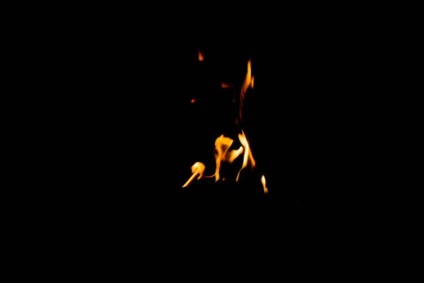 Llama ardiente de fuego sobre un fondo negro - Foto, imagen