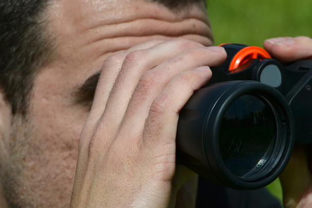 Hombre buscando un prismático
 - Foto, imagen