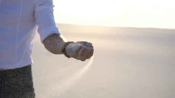  sabbia sta cadendo dalle mani di un uomo d'affari - Filmati, video