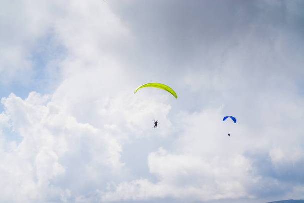 Paragliding in the cloudy blue sky. - Fotografie, Obrázek