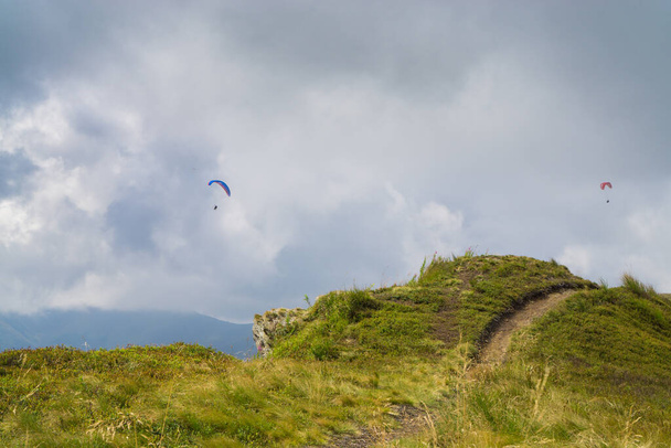 Bulutlu mavi gökyüzünde paragliding. - Fotoğraf, Görsel