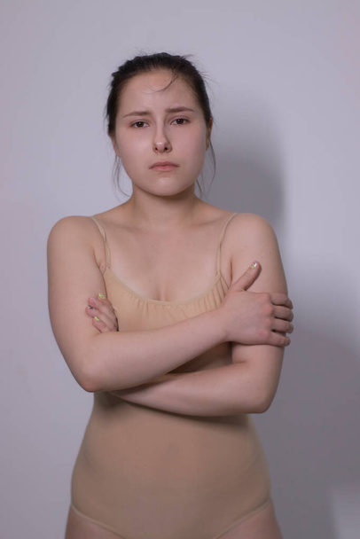 emotionaalinen muotokuva houkutteleva brunette, näyttelijä beige aluspaita - vartalo valkoisella pohjalla. tekstitila - Valokuva, kuva