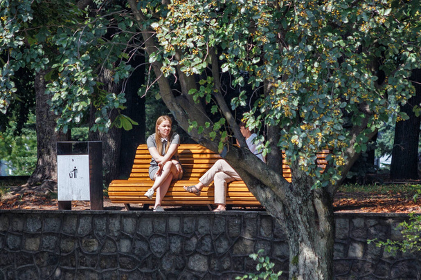 KALINININGRAD, RUSIA - 22 de agosto de 2019: Mujeres desconocidas conversan en el parque de la ciudad en un día soleado.  - Foto, Imagen