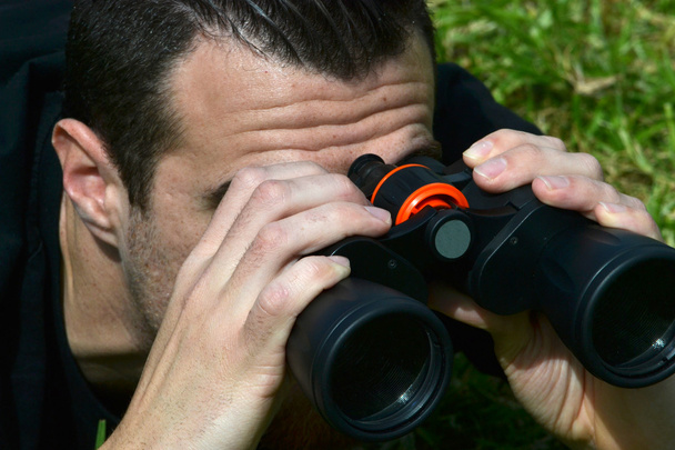 Hombre buscando un prismático
 - Foto, imagen