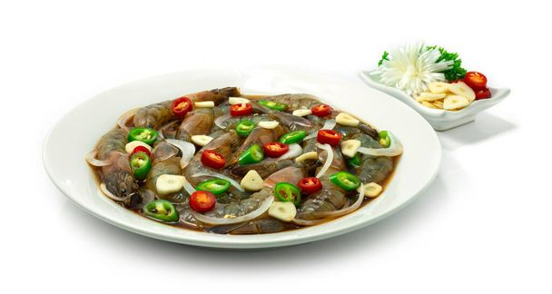Korean Soijakastike Marinate Raaka Katkarapu chili ja onion.Korean Ruoka fuusio tyyli koristella veistetty vihanneksia paras suosittu Aasian sideview - Valokuva, kuva