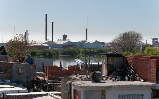 Tämä on osa Buenos Airesin eteläosaa, saastuminen ja köyhyys edelleen vuonna 2020 - Valokuva, kuva
