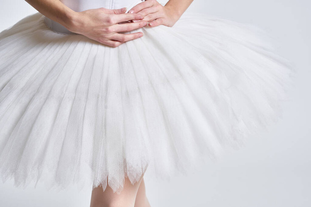 ballerina witte tutu dans oefening prestaties licht achtergrond - Foto, afbeelding