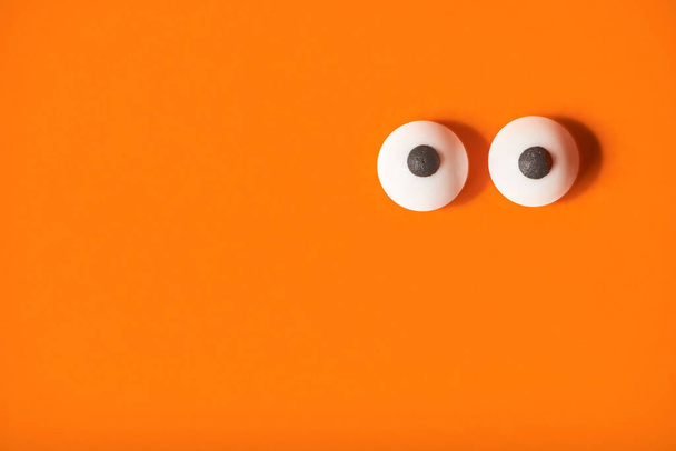 Halloween sfondo, paio di occhi su arancione, copia spazio. - Foto, immagini