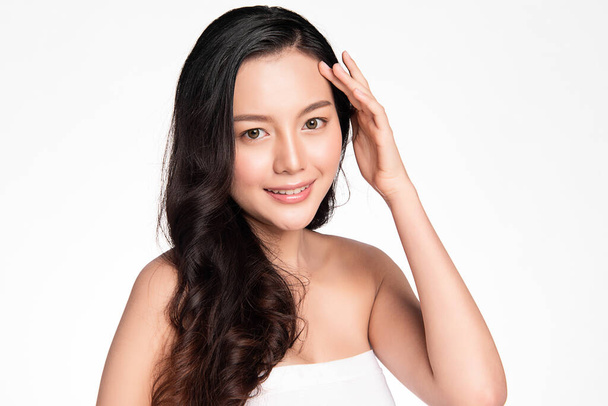 Temiz ciltli güzel Asyalı kadın, beyaz arka planda, yüz bakımı, yüz bakımı. Kozmetik, güzellik ve kaplıca. Asyalı kadın portresi - Fotoğraf, Görsel