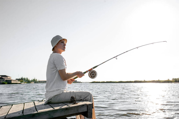 Nehir kıyısında balık tutan adam  - Fotoğraf, Görsel
