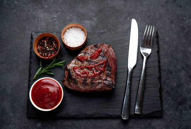 gegrilltes Steak mit Gruselgesicht aus Ketchup - Foto, Bild