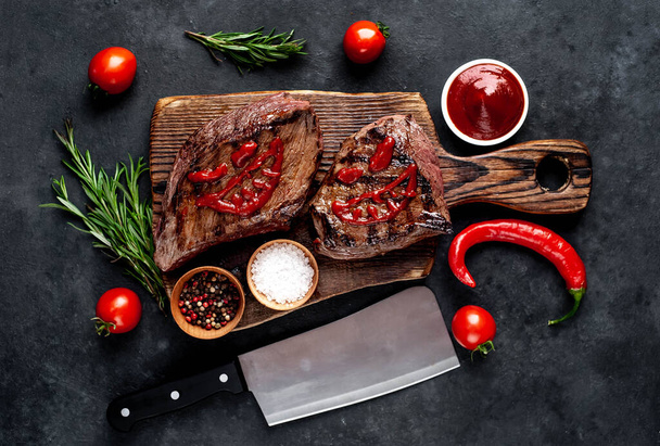 Steak vom Grill mit gruseligen Gesichtern aus Ketchup - Foto, Bild