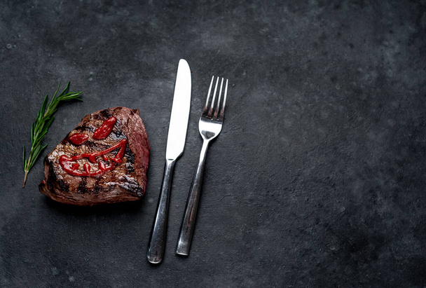 gegrilltes Steak mit Gruselgesicht aus Ketchup - Foto, Bild