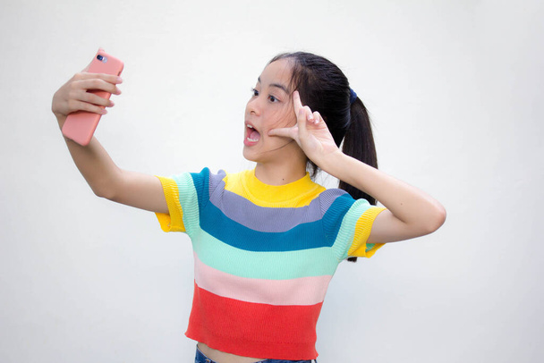 ásia tailandês adolescente branco t-shirt bela menina usando seu telefone inteligente selfie - Foto, Imagem