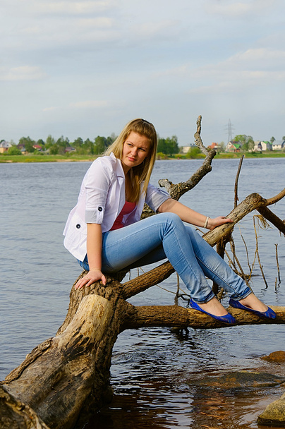 Girl on the bank of the river - Foto, Bild