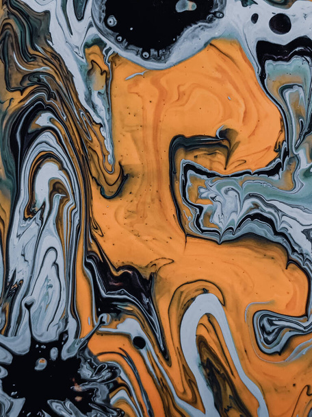 Ένα κάθετο πλάνο μιας αφηρημένης ελαιώδους ζωγραφικής με ανάμεικτα χρώματα - Φωτογραφία, εικόνα