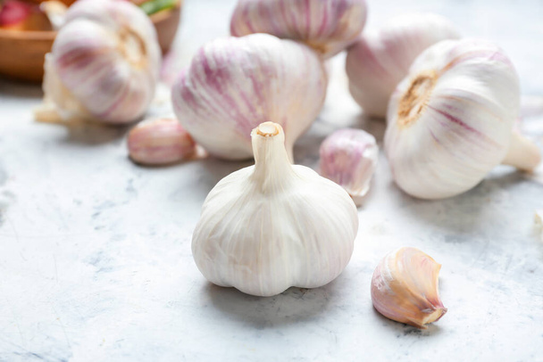 Fresh garlic on light background - Foto, immagini