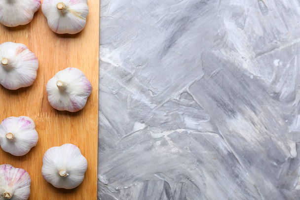 Board with fresh garlic on grey background - Photo, Image