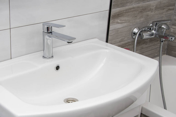 Interno moderno ed elegante del bagno in appartamento, primo piano del lavabo. - Foto, immagini