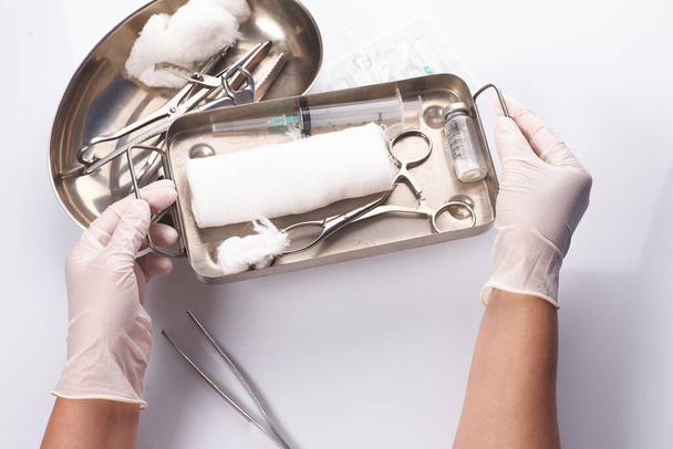 滅菌包装の歯科用器具。手袋を手に歯科医 - 写真・画像