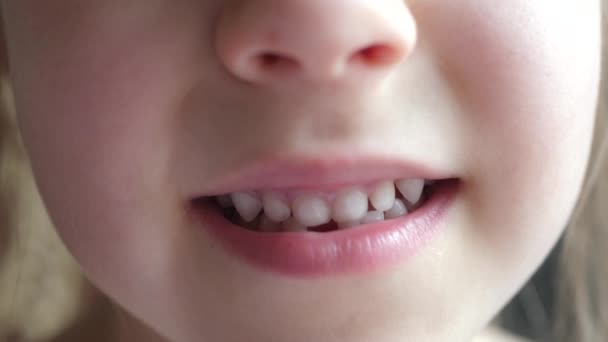 Mała dziewczynka z pierwszym mlecznym zębem tymczasowym - Materiał filmowy, wideo