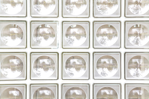 Witte glazen blokken wand - Foto, afbeelding