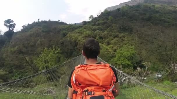 Guide traversant pont suspendu sur trekking en Himalaya - Séquence, vidéo