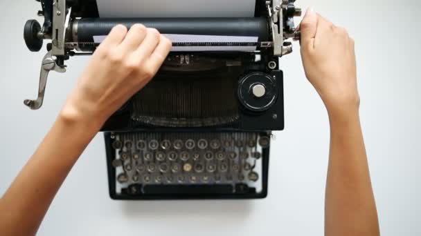 Vue grand angle des mains de la femme insérer du papier dans la machine à écrire - Séquence, vidéo