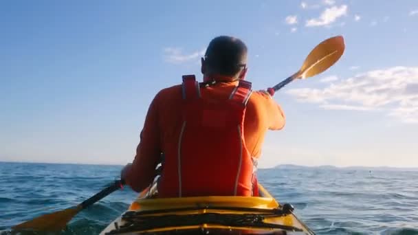 Vista trasera del hombre remando kayak de travesía. Kayak, piragüismo, remo, deportes náuticos - Metraje, vídeo