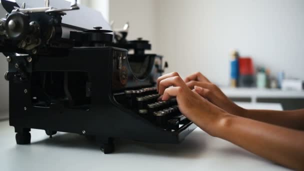 Close-up van vrouwelijke vingers typen op retro typemachine - Video