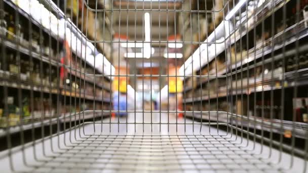 Zpomalený pohyb nákupního košíku pohybující se přes obchod  - Záběry, video